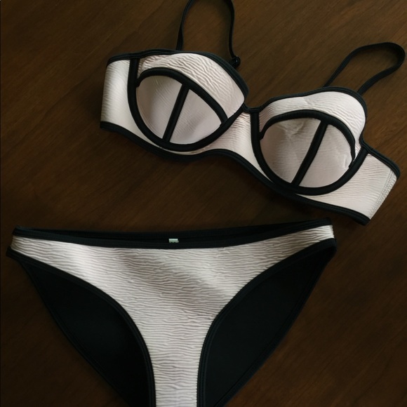 Bikini - Picture 2 of 4